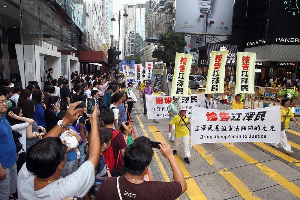 Transparenti u trećem i četvrtom dijelu parade, koji otkrivaju progon i pozivaju kineske građane da se odreknu Komunističke partije