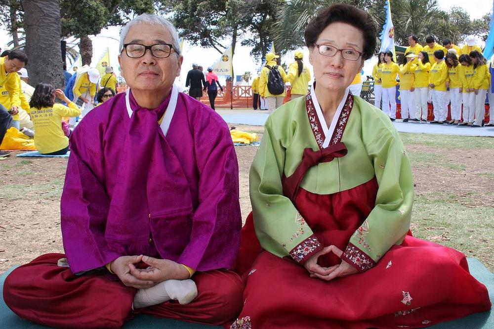 Bračni par Park već šestu godinu za redom dolaze na proslavu. Gosp. Park je kazao da je zajednica praktikanata nalik na čistu zemlju, a da mu je prakticiranje Falun Dafa pomoglo da otpusti mnogo briga i strahova. 