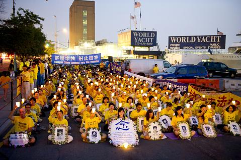 Falun Gong praktikanti su 20. srpnja 2011.g. održali bdijenje s svijećama ispred kineskog konzulata u New Yorku