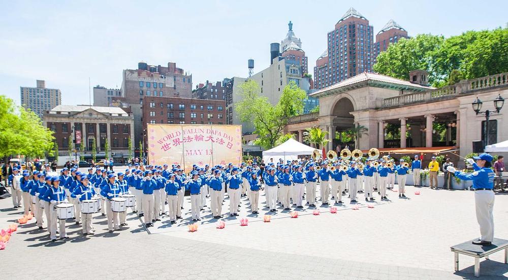 Izvedba Falun Gong Divine Land Marching Banda.