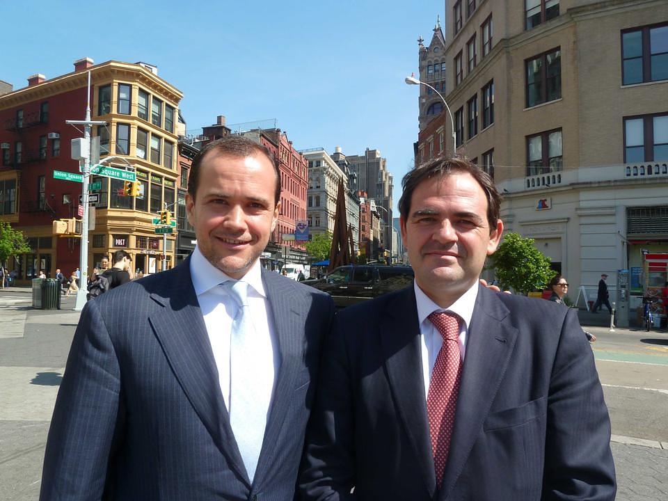 Ilya Zogovic (lijevo) i Enrique Quemada (desno) su sretni što na Manhatanu vide vježbe Falun Gonga.
