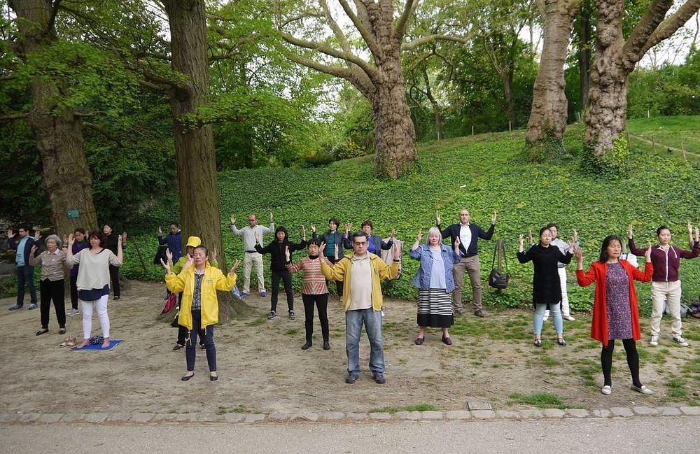 Falun Gong vježbalište u parku des Buttes-Chaumont