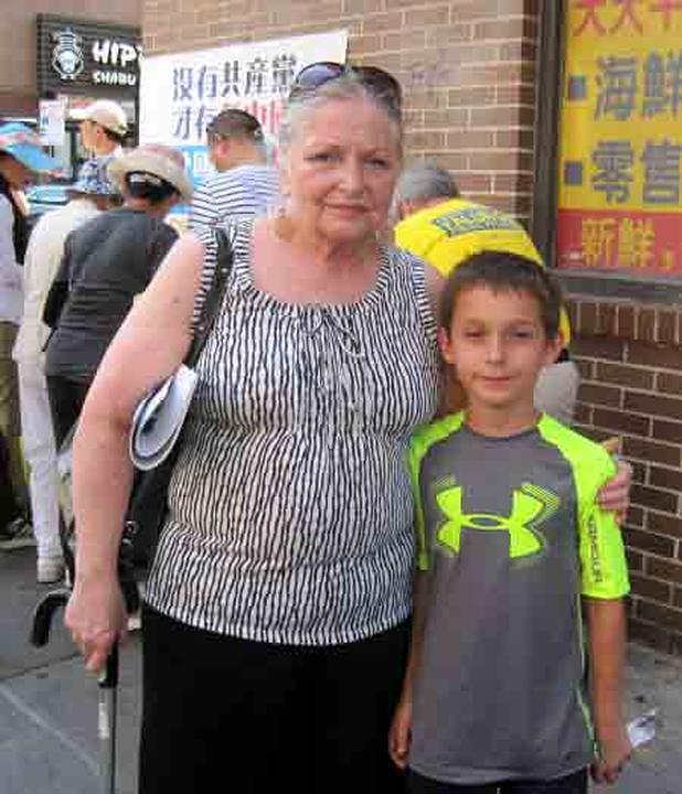 Luann Ruyak, učiteljica u lokalnoj školi, i njen unuk su u Kineskoj četvrti naišli na praktikante. Luann je bila šokirana kada je čula za progon. „Nema sumnje kako bi svi trebali imati slobodu vjerovanja“, kazala je Luann.
