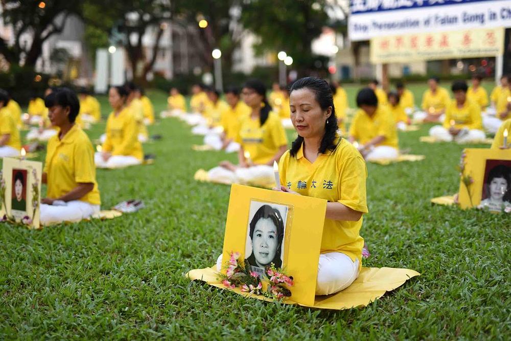 Bdijenje uz svijeće u znak sjećanja na praktikante koji su umrli tijekom progona u Kini.