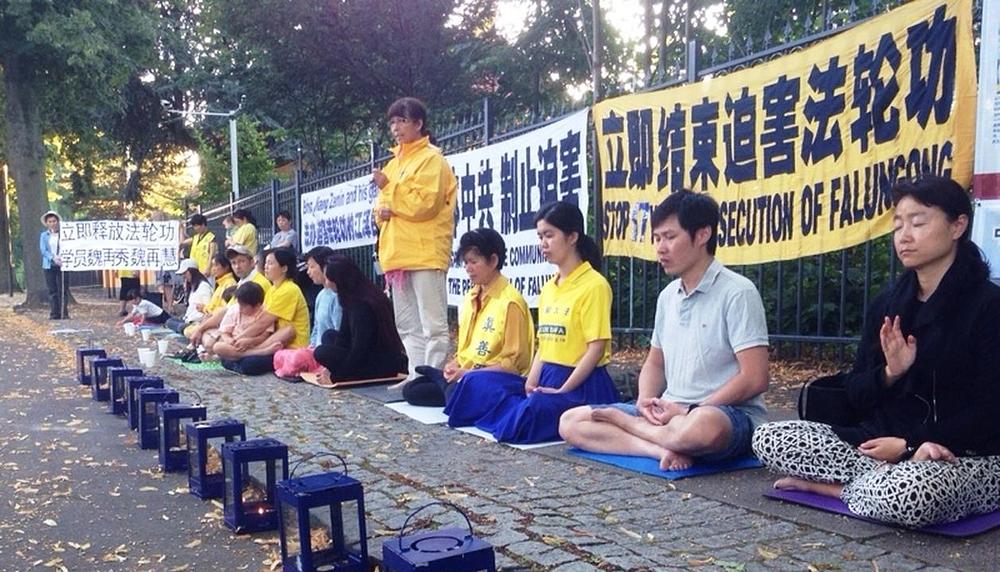 Gđa Bao je rekla dužnosnicima iz ambasade da je ona lično bila uhapšena i zatvorena na tri i pol godine zbog svoje vjere u Falun Gong.