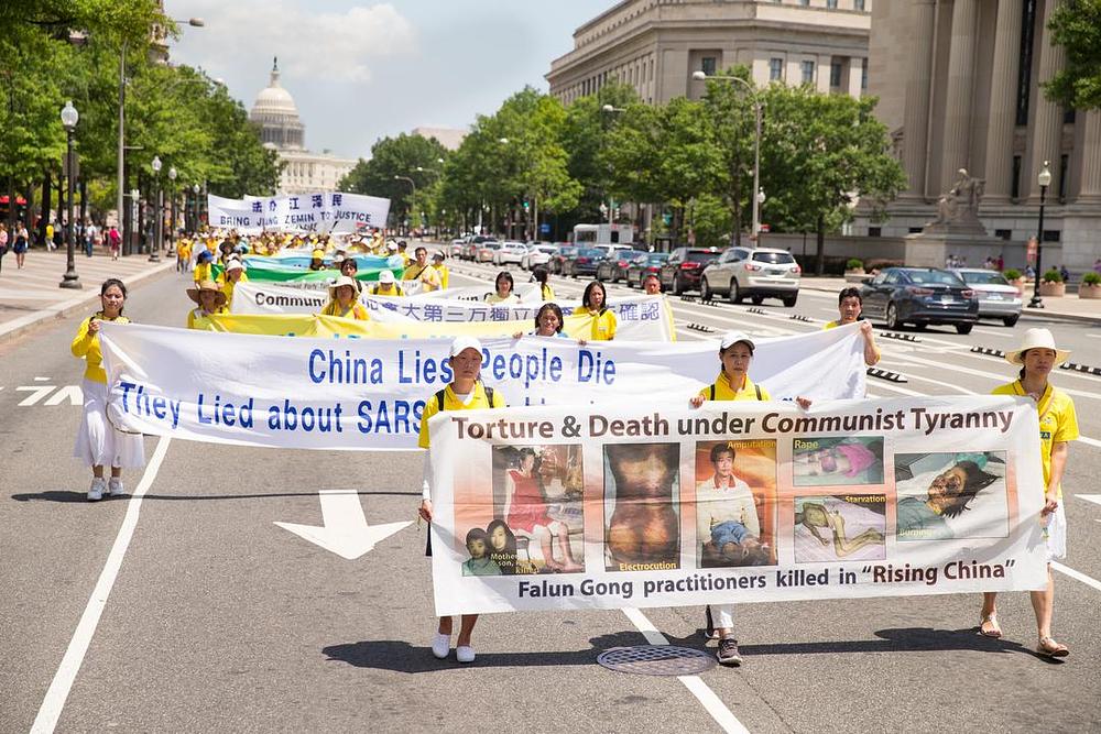 Transparent sa slikama praktikanata Falun Gonga mučenih zbog njihove vjere.