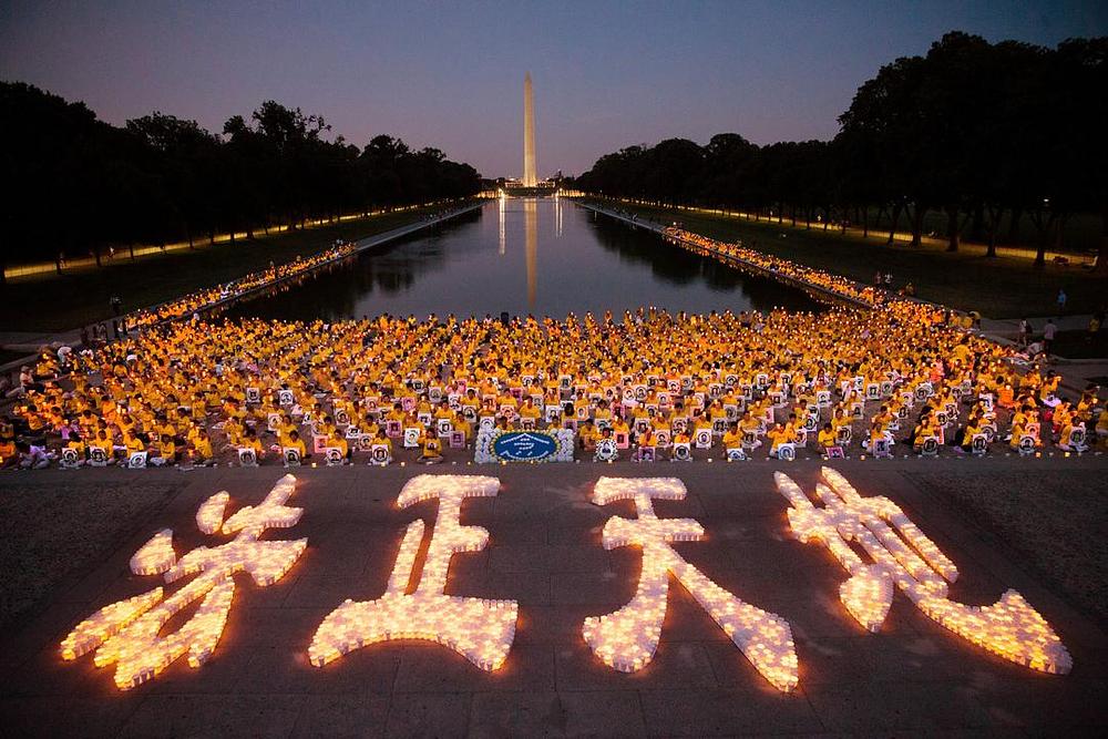 Praktikanti drže bdijenje uz svijeće ispred Linkolnovog memorijalnog centra uvečer 14. jula 2016. godine.