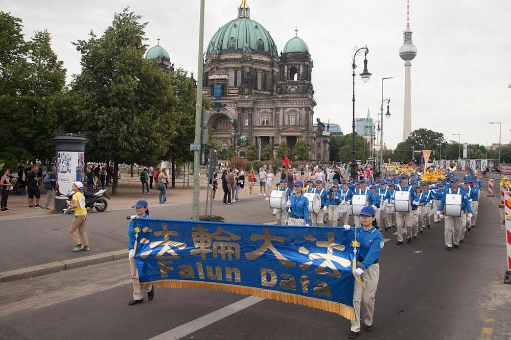 Marš praktikanata Falun Gonga je prošao pored katedrale u Berlinu, predvođen Divine Land Marching Bandom.