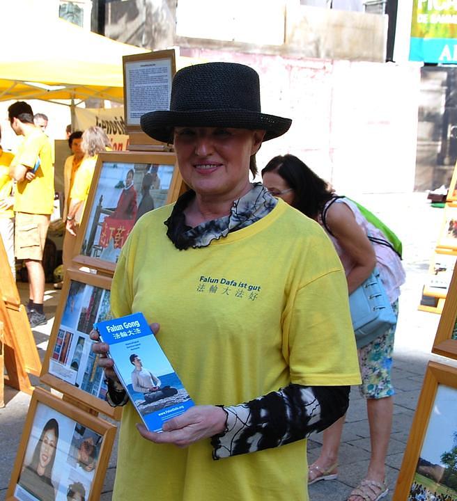Hermine, šampionka u natjecanju za bodibilding, je sretna što je 2010. godine upoznala Falun Gong. „Falun Gong mi je dao odgovore na mnoga pitanja koja su me mučila dugo godina“, kazala je Hermine. „Moja je dužnost da pomognem praktikantima koji su progonjeni u Kini.“
