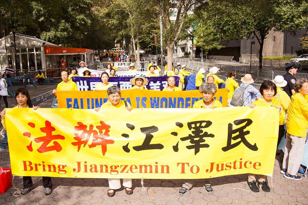 Praktikanti Falun Gonga ispred sjedišta Ujedinjenih nacija drže transparente tražeći kraj progona u Kini. 