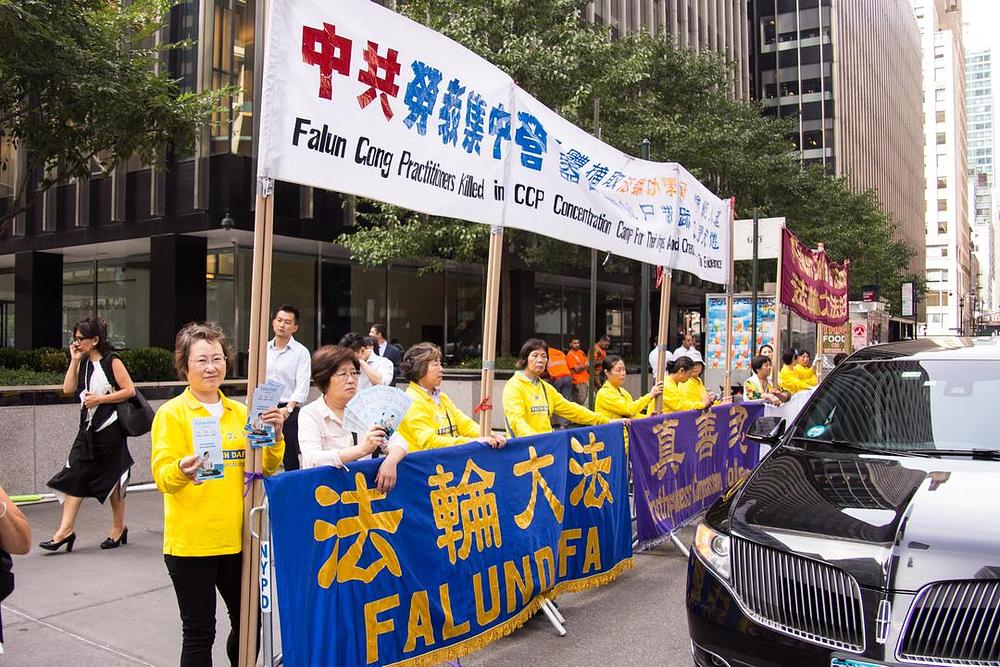 Tihi protest praktikanata Falun Gonga ispred hotela Waldorf-Astorija. 