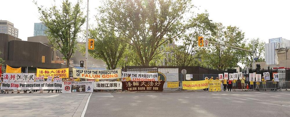 Falun Gong transparenti ispred hotela Westin u kojem je premijer Li boravio za vrijeme posjete Otavi. 
