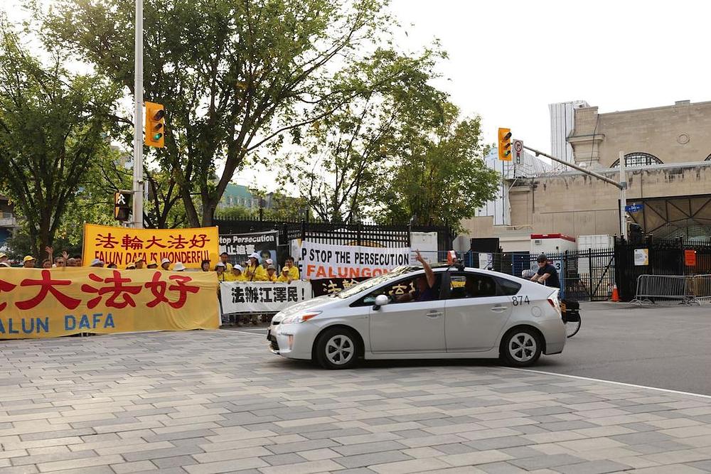 Prolaznici pokazuju svoju podršku Falun Gongu. 