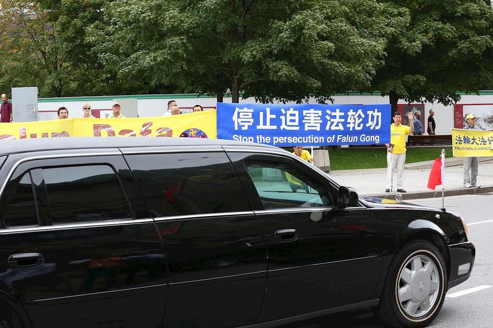 Nakon završetka svoje posjete parlamentu, premijer Li je vidio još jedne miroljubive proteste Falun Gong grupe, ovoga puta na aveniji Wellington. 