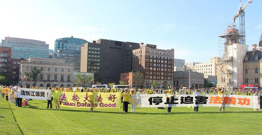 Falun Gong manifestacija ispred zgrade kanadskog parlamenta 22. septembra.