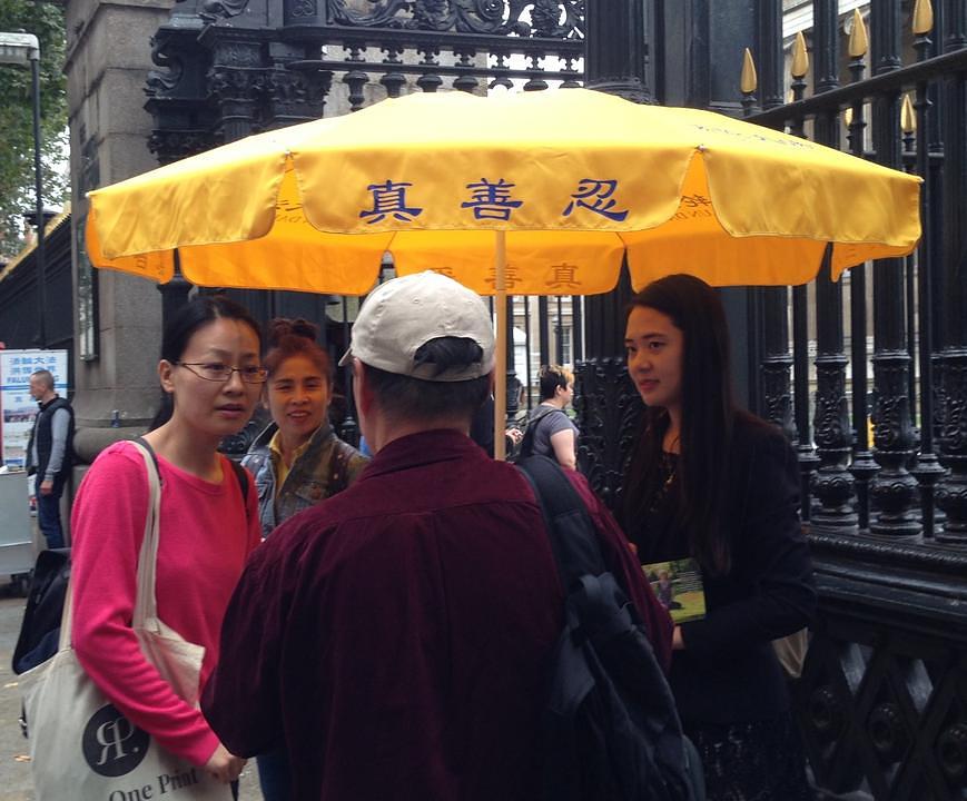 Grupa Kineskih turista razgovara sa praktikantima i saznaju pravu priču o Falun Gongu.  