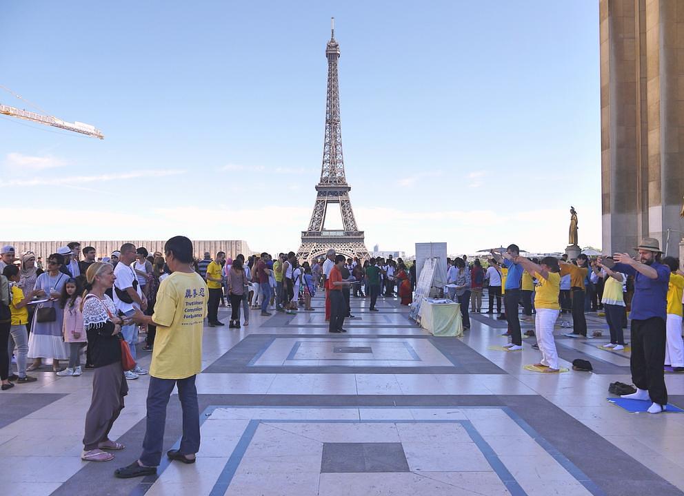 Demonstracija Falun Gong vježbi ispred Ajfelovog tornja 11. septembra. 