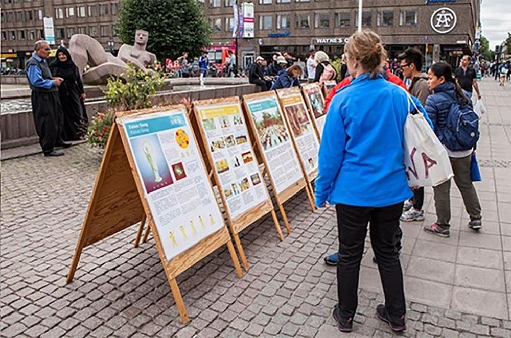 Falun Gong manifestacija u centru Gavlea, Švedska,  9. septembra.
