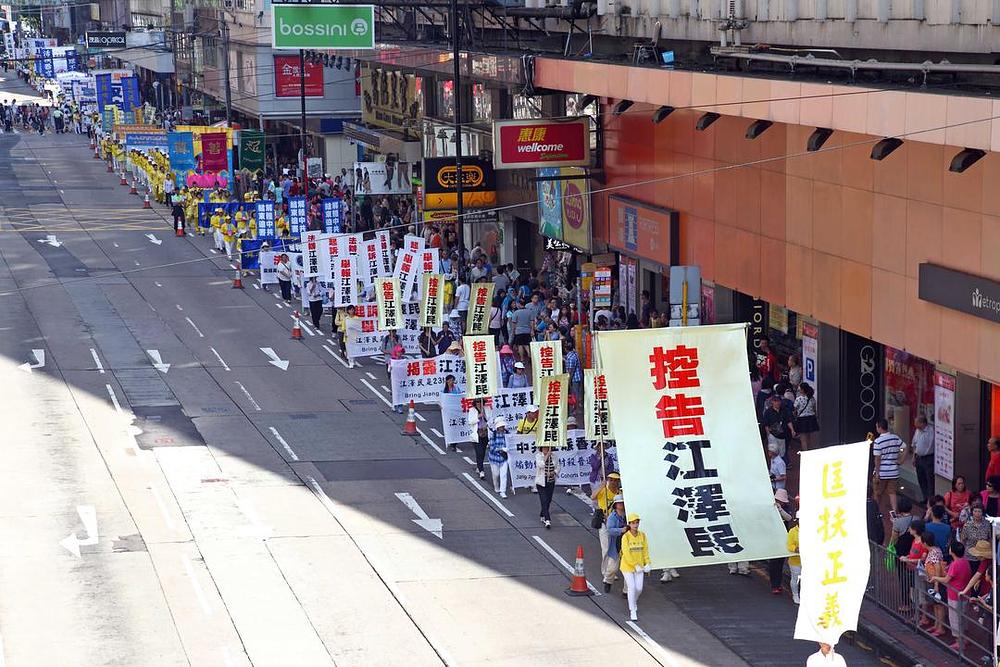 Transparenti otkrivaju sudske tužbe protiv Jiang Zemina, koje je od 15. maja prošle godine podnijelo 200.000 praktikanta. Više je od 1,8 miliona ljudi iz sedam azijskih zemalja i oblasti potpisalo peticiju kojom podržavaju ovaj pokret. 