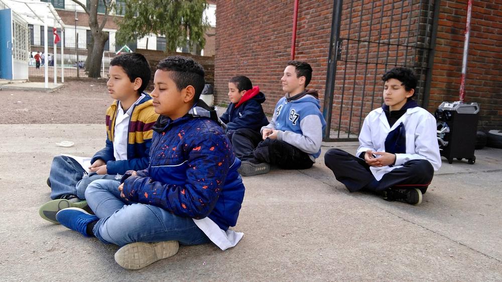 Učiteljica i učenici šestog razreda rade vježbe u dvorištu u školi u Montevideu, Urugvaju.