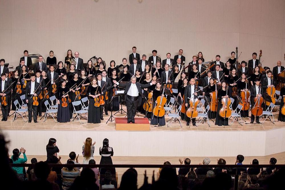 Pozivanje simfonijskog orkestra Shen Yun pred pozorišnu zavjesu u Kaoshung Normal University dvorani za koncerte, 2. oktobra. 