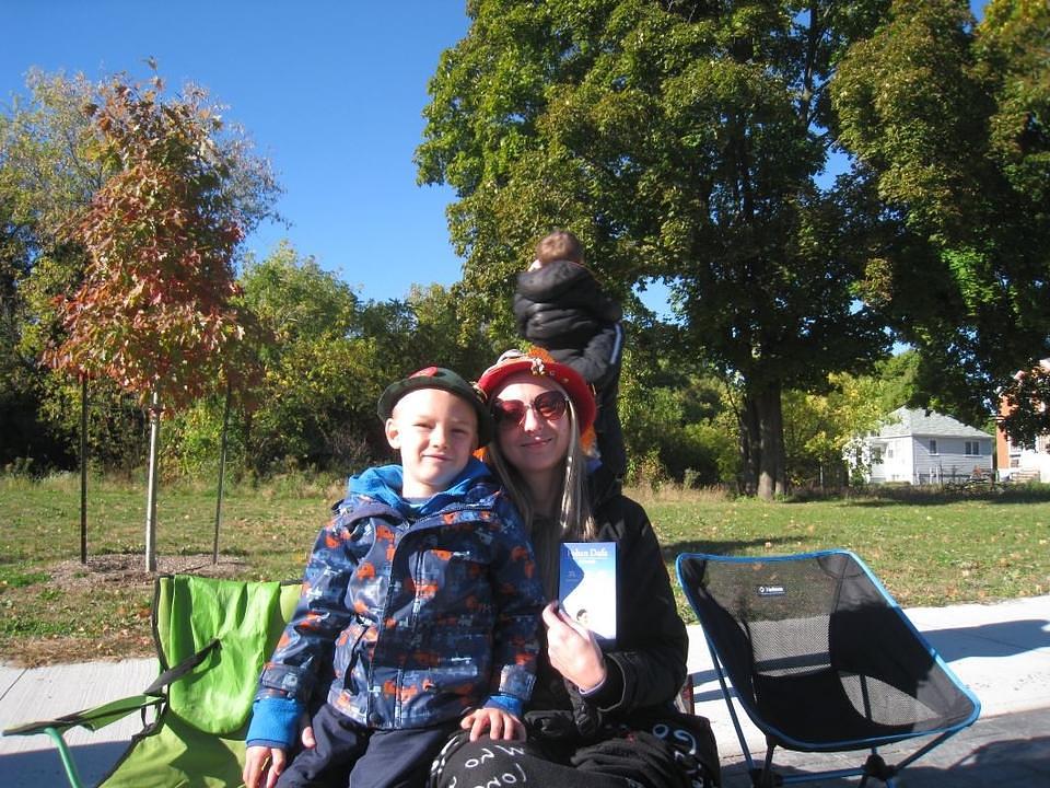 Samantha Appleby iz Guelpha je sa svojim sinom gledala paradu. 