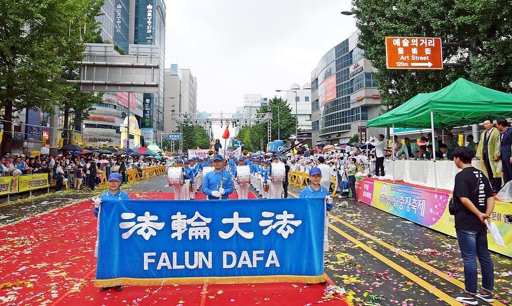 Tian Guo marširajući orkestar sastavljen od praktikanata učestvuje na paradi na otvaranju manifestacije. 