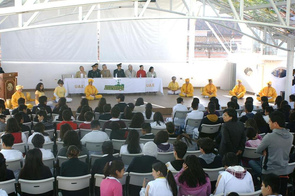 Studenti uče Falun Dafa vježbe.