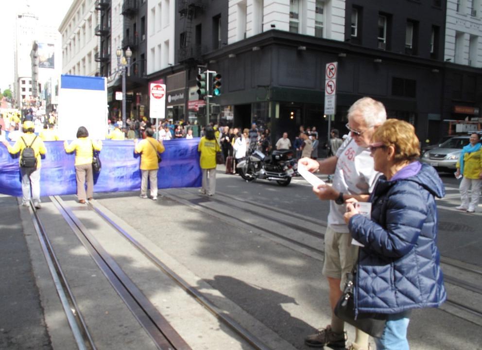 Mark i Yolanda iz Kanade nikada prije nisu čuli za Falun Gong, Bili su šokirani kada su čuli za progon koji i danas traje u Kini. „To je nečovječno. To je protiv ljudskoga roda“, kazao je Mark. Bračnom paru je bilo drago što mogu gledati marš i saznati za Falun Gong za vrijeme njihove kratke posjete San Francisku. 