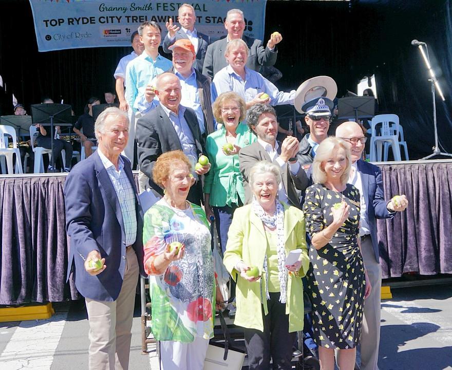 Jane Stott, (zamjenica gradonačelnika Ryda, četvrta sa lijeve strane), John Alexeander (član Australijskog parlamenta, prvi sa lijeva u prvom redu) i mnogi državni zvaničnici, koji su došli na ovu manifestaciju, su imali samo riječi pohvale za Falun Dafa grupu.