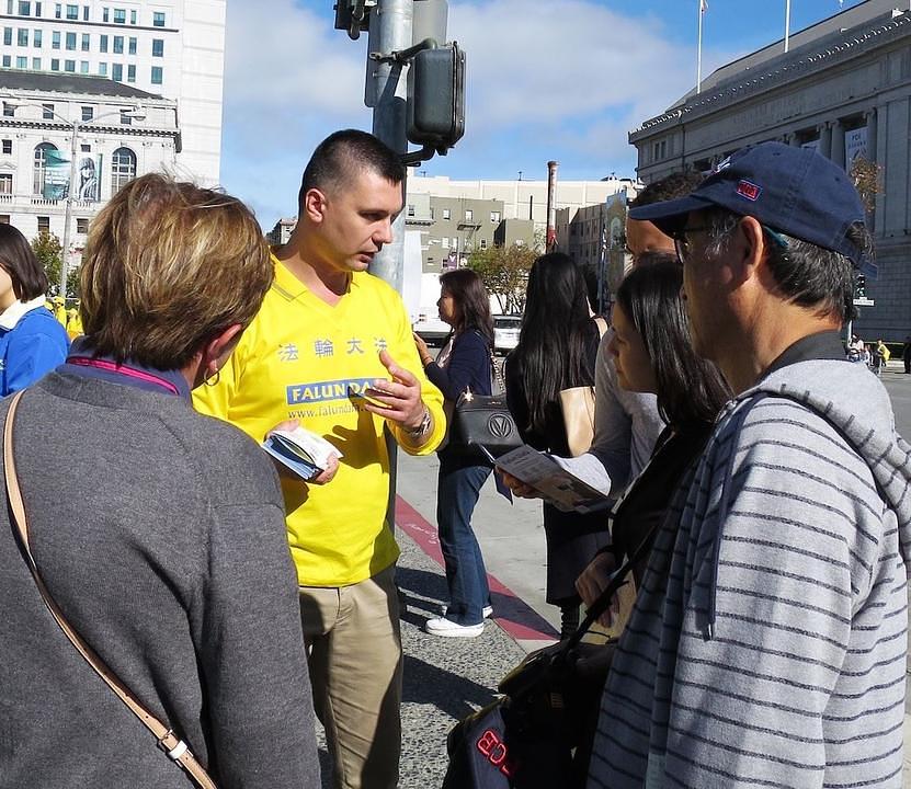 Dorian Fillip sa turistima u San Francisku razgovara o Falun Gongu. 