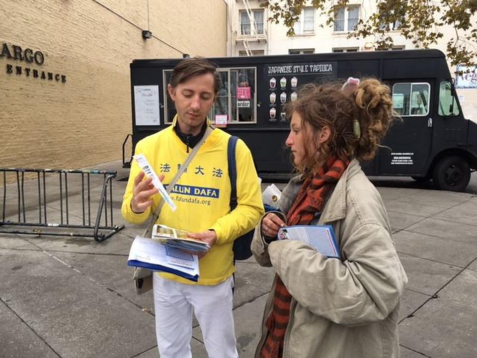 Christophe Flecharo vjeruje kako je dolazak u San Francisko i razgovor sa turistima sjajan način da što veći broj ljudi dozna za progon Falun Gonga u Kini.