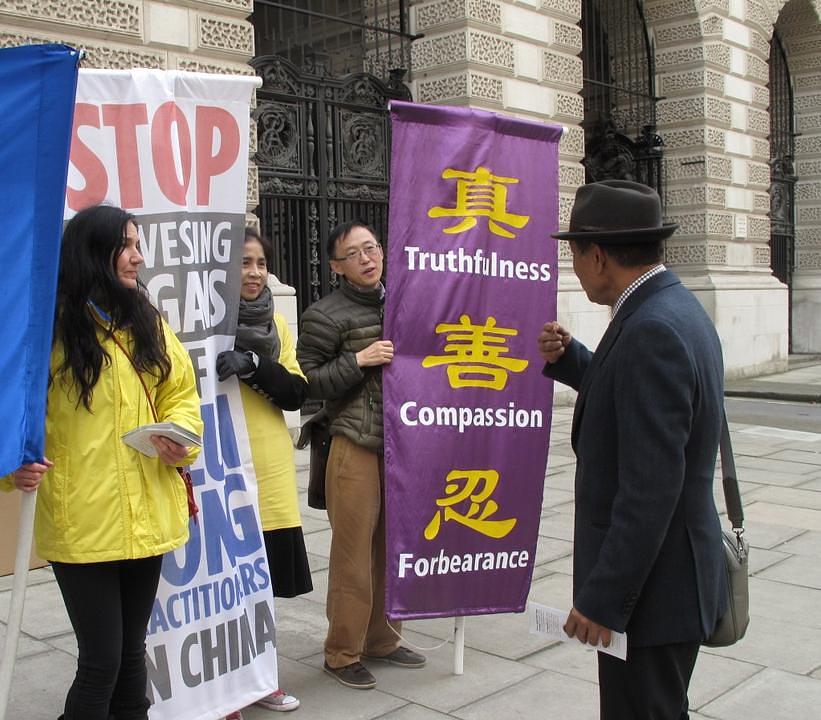 Protest Falun Gong praktikanata ispred ureda za Vanjske poslove i Commonwelth