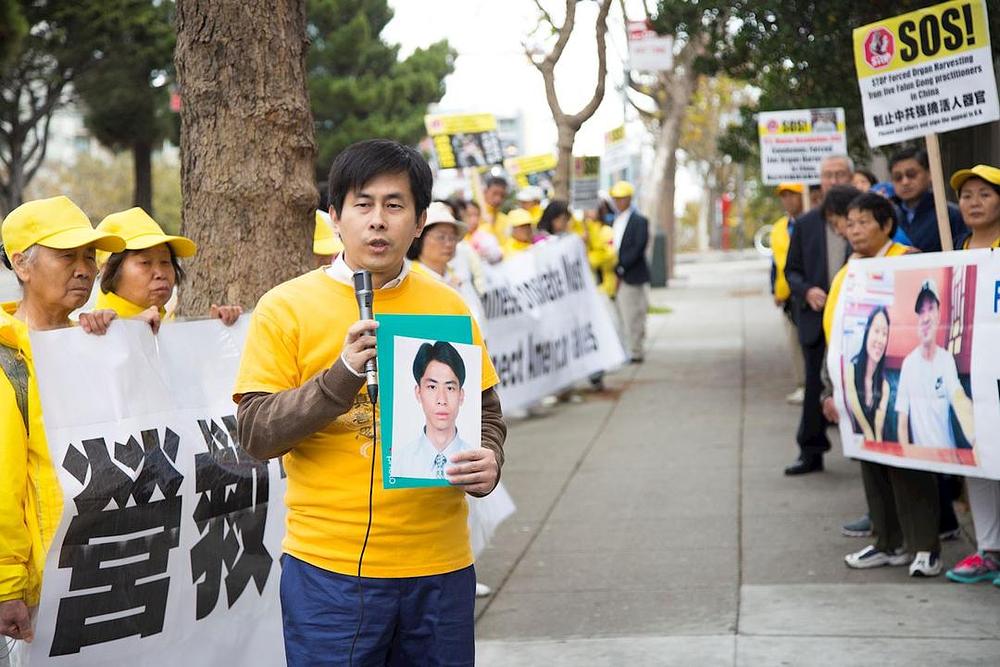 Huang Wanqing od svoga brata, Huang Xionga, nije ništa čuo već 13 godina. Xiong je bio na policijskoj potjernici, a zatim i uhapšen jer je prakticirao Falun Dafa. 