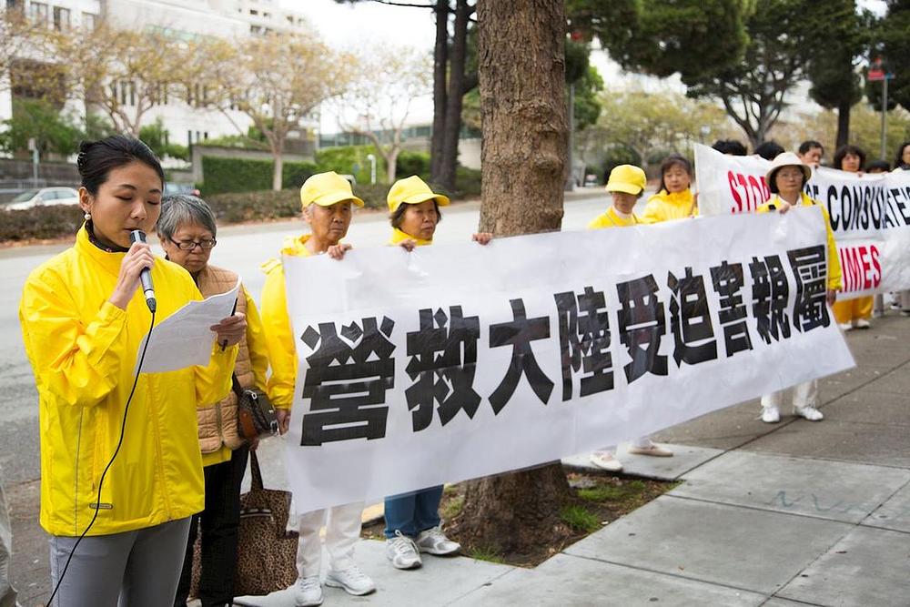Praktikantica govori u ime svojih roditelja koji su u Kini zlostavljani zbog svoga prakticiranja Falun Dafa. 