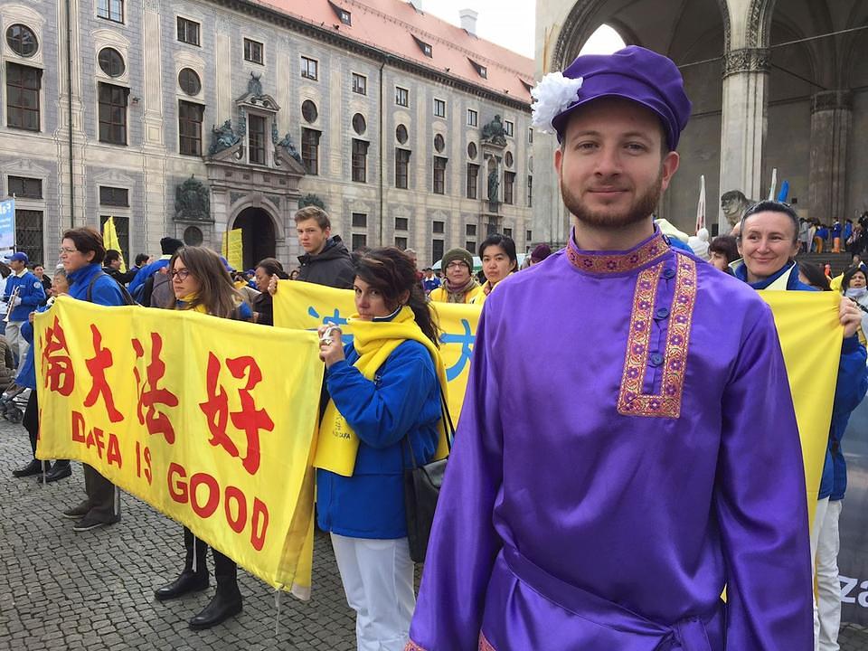 Roman iz Rusije je naučio Falun Dafa prije devet godina od svojeg oca.
