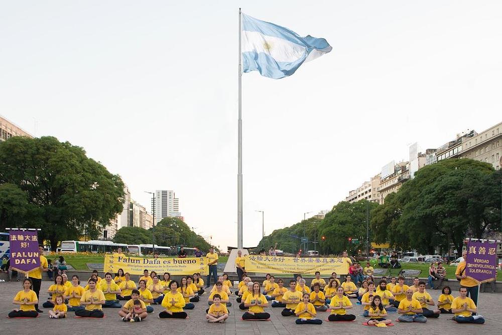 Aktivnost u predstavljanju Falun Dafa lokalnim stanovnicima.