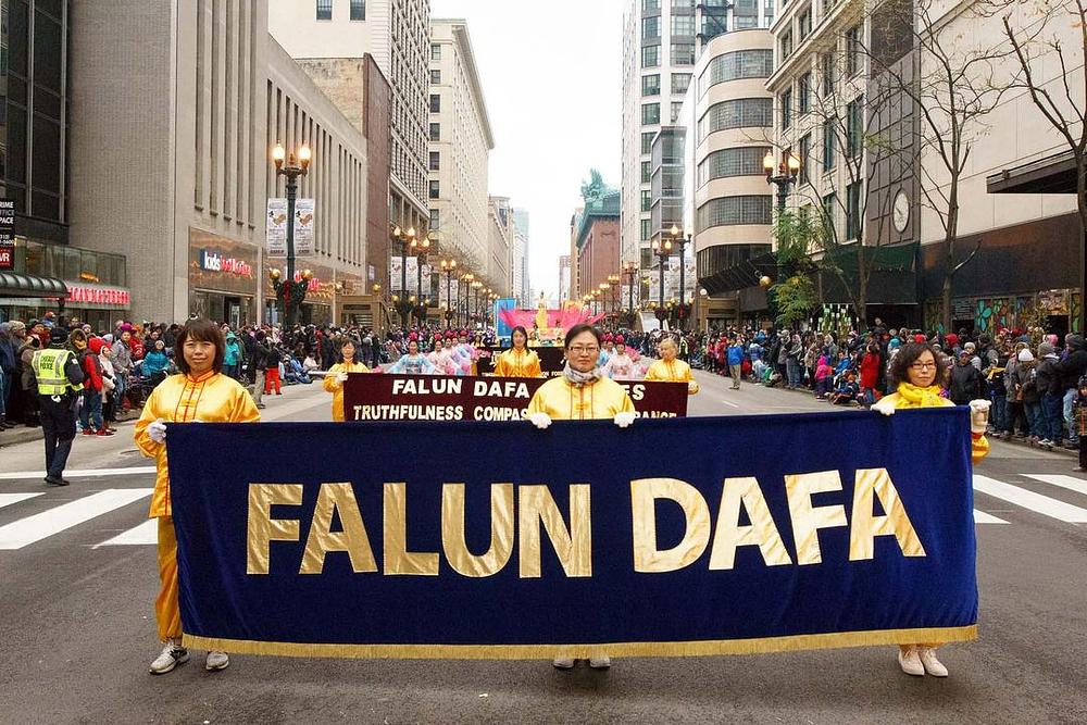 Falun Dafa praktikanti su učestvovali u 83. Thanksgiving paradi u Čikagu 24. novembra 2016. godine.