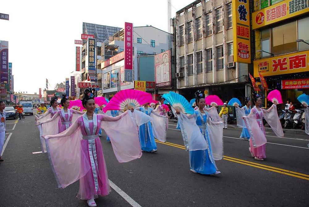 Praktikantice obučene kao „nebeske djevojke“ plešu na paradi