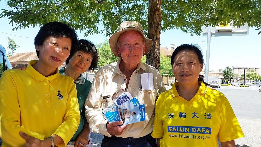 Gosp. Graham iz grada Temora se sastao sa praktikantima Falun Gonga.
