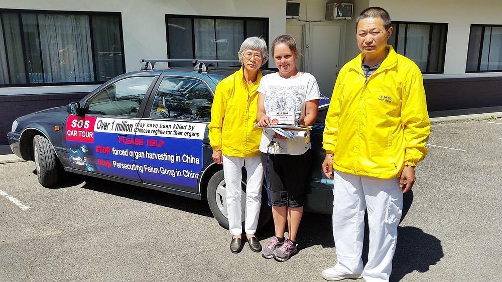 Gđa Christina Dempsey ima namjeru distribuirati Falun Gong literaturu u svome susjedstvu.