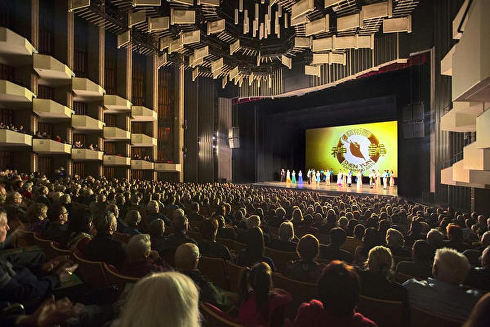 Poziv na bis Svjetske kompanije Shen Yun za scenske umjetnosti u National Arts Center u Ottawi, u Ontariju 8. januara 2017. godine.

