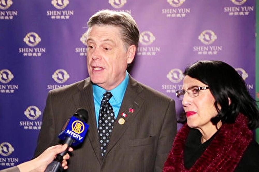 Paul Miller, član parlamenta provincije Ontario sa suprugom Carol Paikin Miller u Hamiltom Place pozorištu 30. decembra 2016. godine.