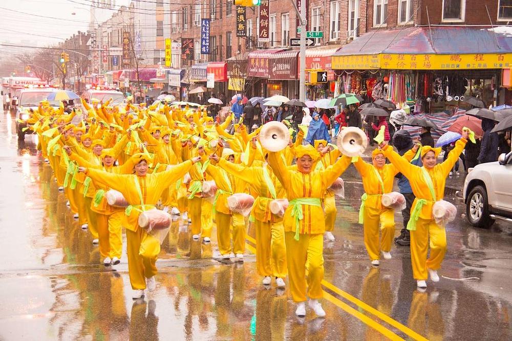 Praktikanti Falun Gonga marširaju Osmom avenijom u Brooklinu. Cijela je povorka bila duga nekoliko blokova.