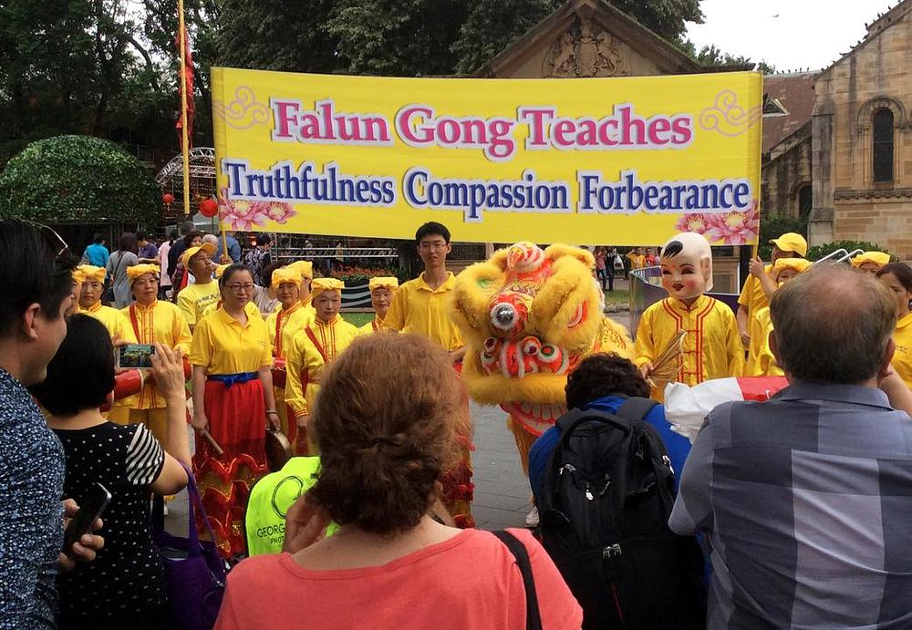 Praktikanti Falun Gonga poziraju za fotografisanje na Centenary trgu prije početka proslave Kineske nove godine.