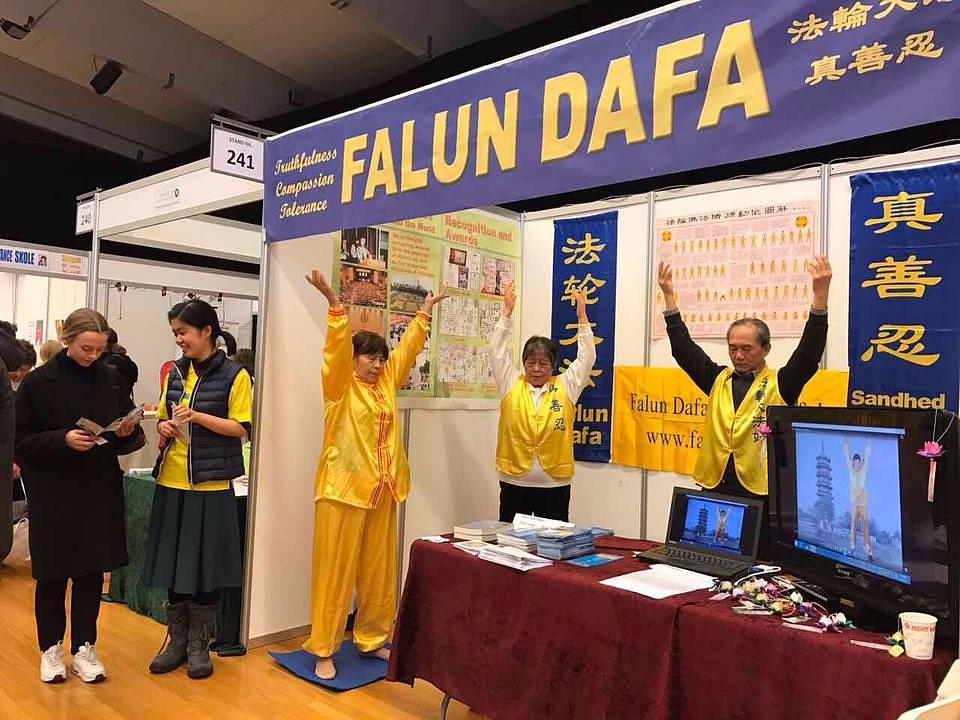 Praktikanti Falun Gonga demonstriraju vježbe na sajmu zdravlja „Tijelo-um-duh“ u Kopenhagenu.