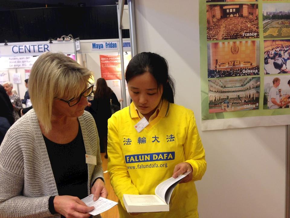Jedna se posjetiteljka sajma je odlučila da  pokuša prakticirati Falun Gong pa je kupila primjerak Zhuan Faluna, glavne Falun Gong knjige.
