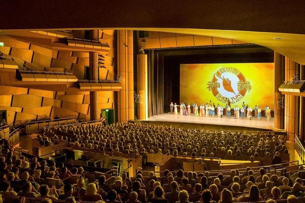 Međunarodni ansambl Shen Yun je izveo tri predstave u Ikeda pozorištu u Mesi u Arizoni 21. i 22. marta 2017. godine.