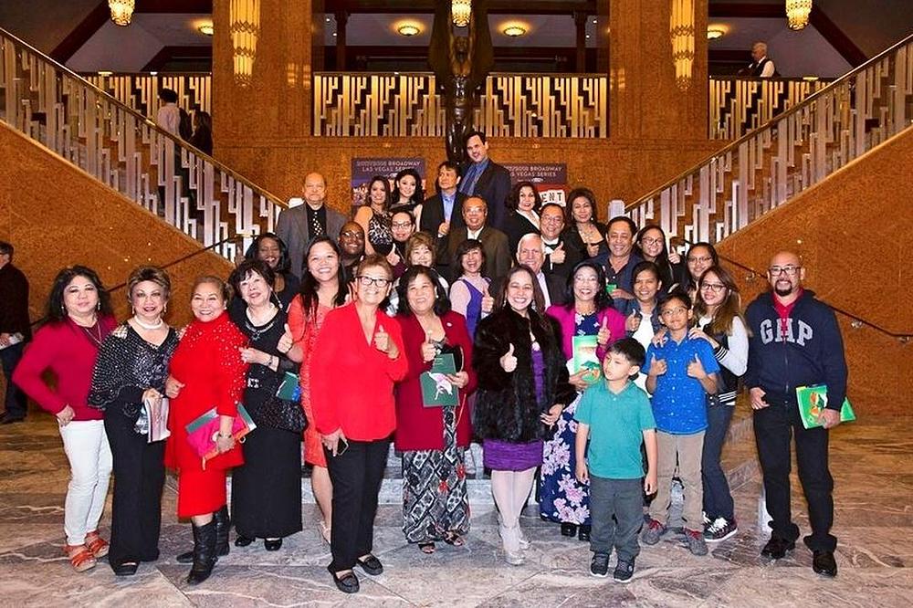 Chelsa Hansen, (na slici osma sa lijeve strane u prednjem redu), predsjednica CWI, je dovela 50 uposlenika da pogledaju Shen Yun predstavu u Las Vegasu u Nevadi 11. marta 2017. godine.
