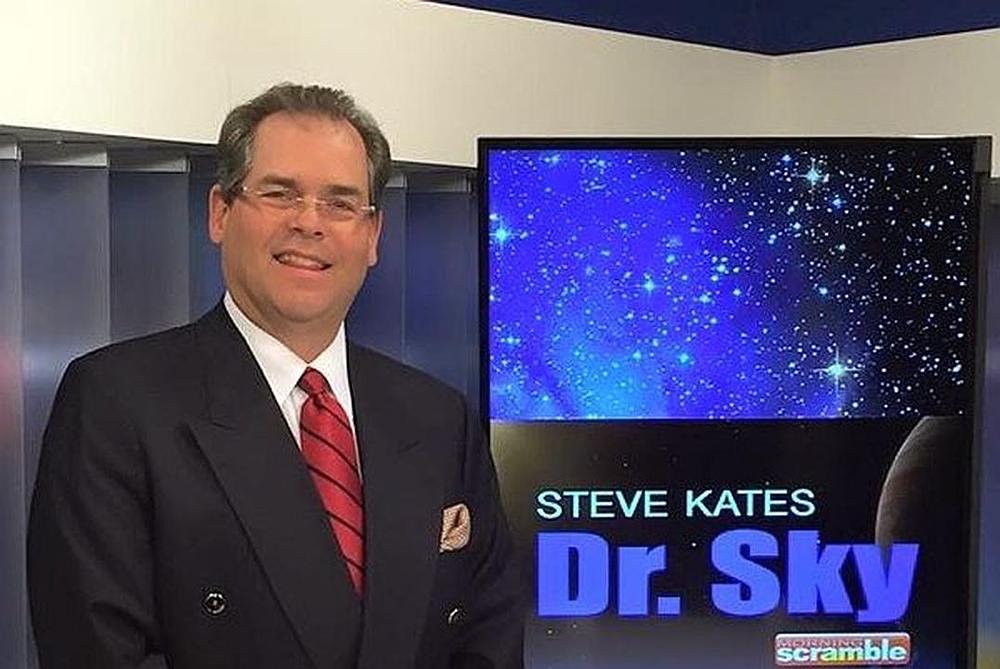 Televizijski i radio voditelj Steven R. Kates, poznat i pod nadimkom „Dr. Sky“, na Shen Yun predstavi u Feniksu u Arizoni 14. marta 2017. godine.